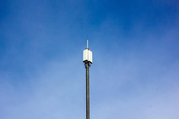 Вышка сотовой связи на фоне неба Базовая станция Радиовышка