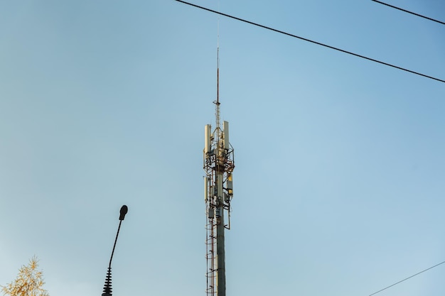 Фото Вышка сотовой связи на фоне голубого неба