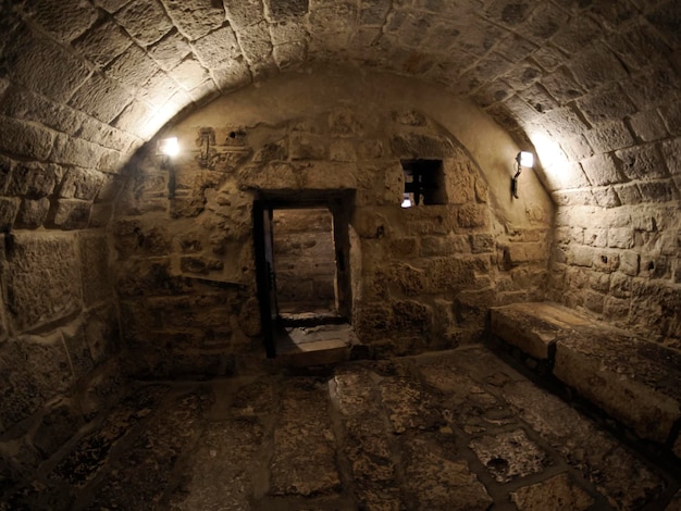 Photo a cellar jail prison in dubrovnik croatia medieval rector's palace croatian knezev dvor italian palazzo dei rettori of the republic of ragusa between the 14th century and 1808