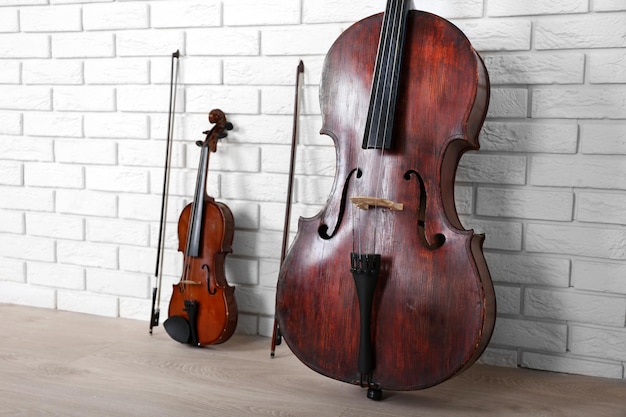 Cello en viool op bakstenen muurachtergrond