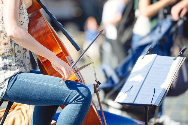 Violoncello per strada tra la gente