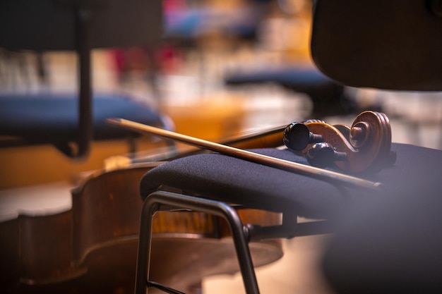 Violoncello sul palco della filarmonica durante un concerto