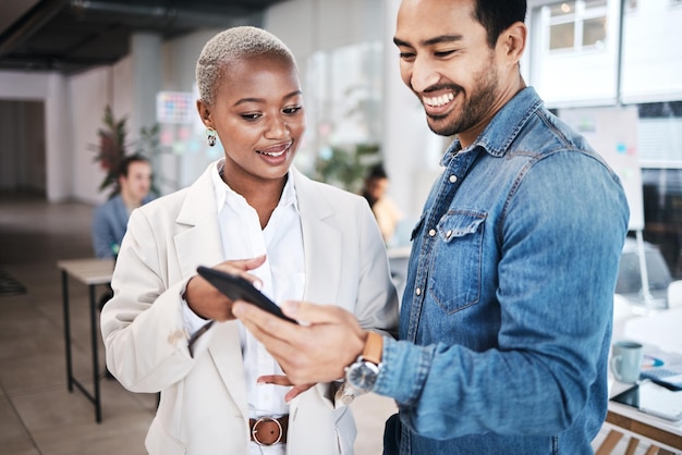 Foto diversità di telefoni cellulari sorriso e uomini d'affari controllano online informazioni sul sito web layout online o rapporto sull'esperienza del cliente networking telefonia felicità e squadra professionale lettura comunicazione via e-mail