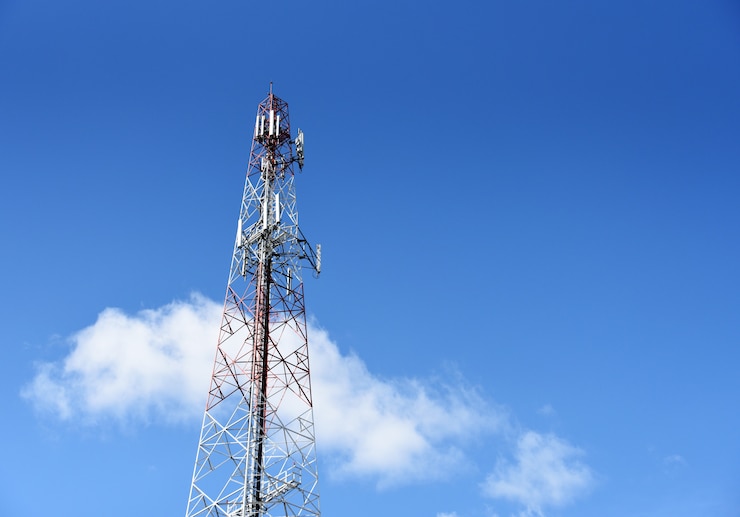 Photo cellphone telecommunication tower on sky background