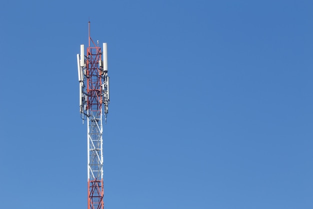 Celsite, telecommunicatietoren of basisstation voor mobiele telefoons met bovenop de antenne.