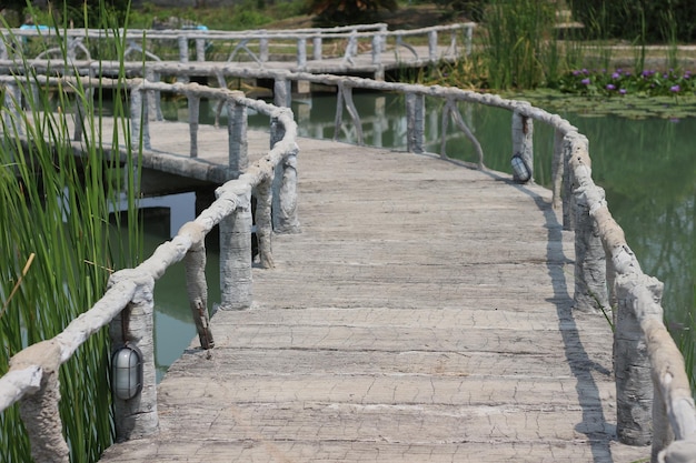 水上のセメント橋