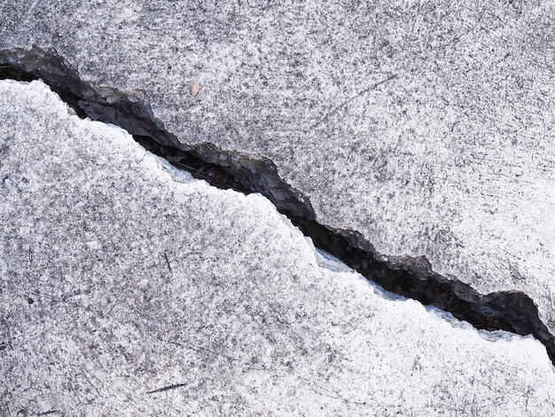 Sopra pavimento in cemento con crepe e danneggiamenti