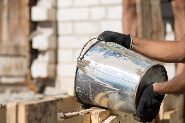 cement gegoten uit een emmer op een bouwplaats