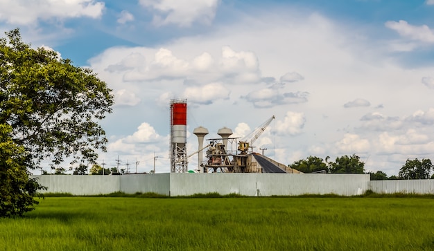 Foto l'industria delle betoniere è all'aperto