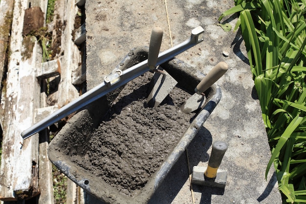 Cement mortar trowel