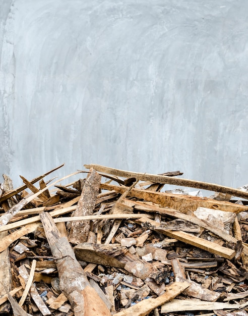 Foto parete di cemento e frammenti di terreno di legno, sfondo di trama