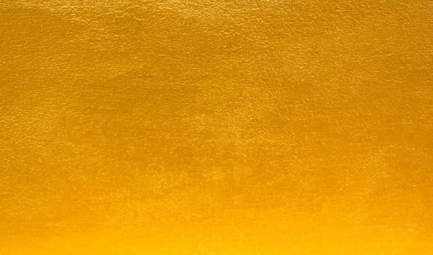 金色の背景とセメントの壁