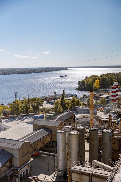 Cementfabriek met industriële faciliteiten in de buurt van rivier