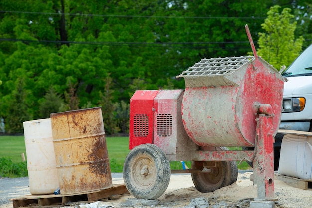 Cementmixermachine op bouwplaatsgereedschap en zand