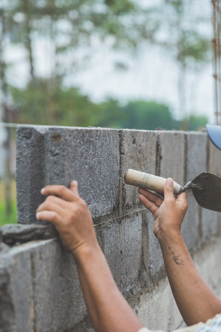 Cementstenen op de bouwplaats installeren