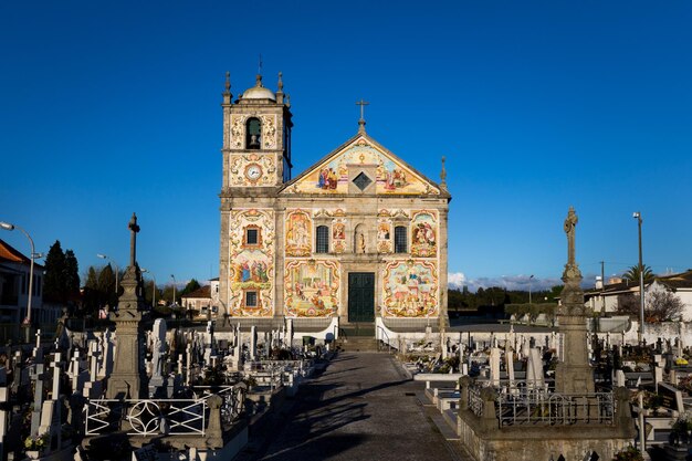 Foto cimitero contro chiesa in città