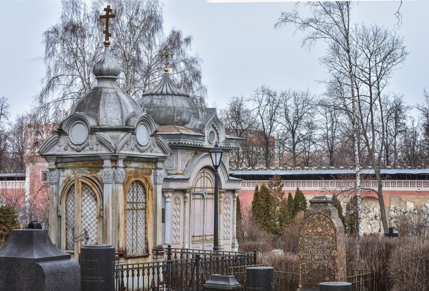 Photo the cemetery of the donskoy monastery in moscow