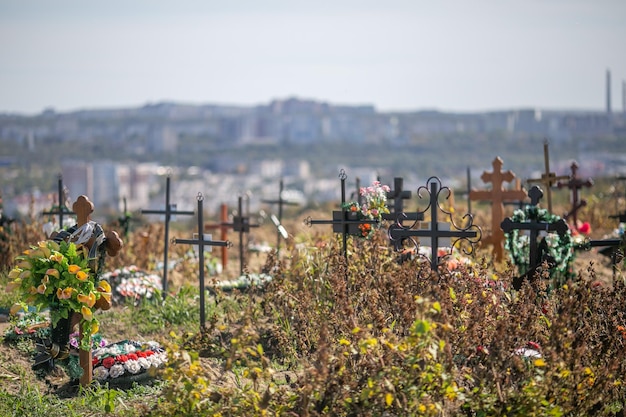 도시 배경에 십자가가 있는 묘지와 무덤