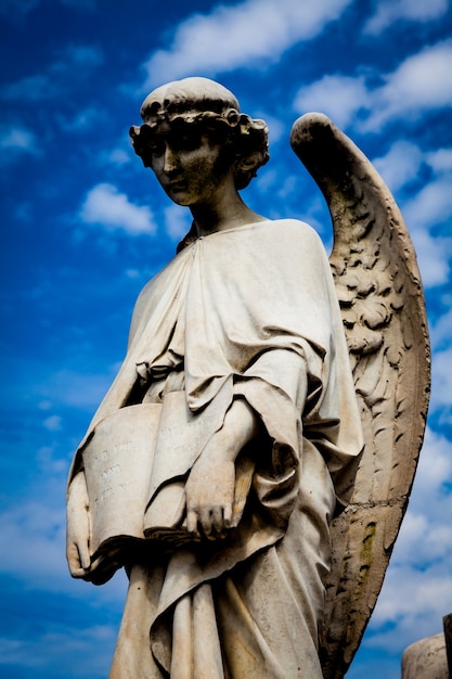 Photo cemetery statue in italy, made of stone - more than 100 years old