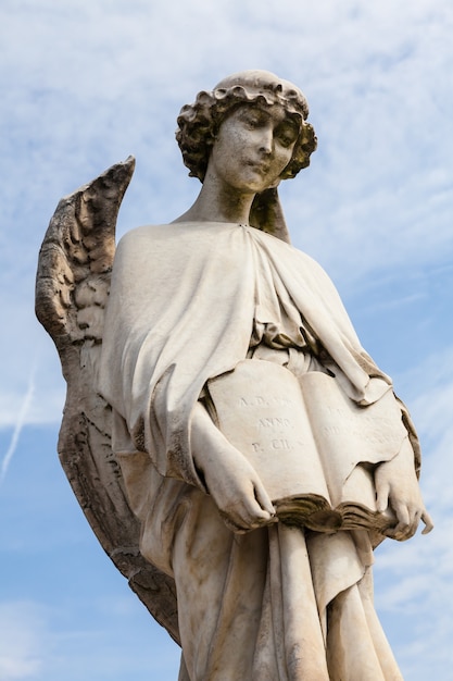Foto statua del cimitero in italia, in pietra - più di 100 anni