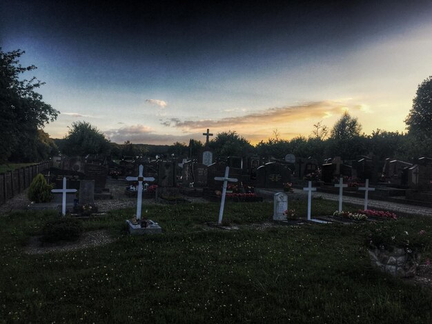 Foto cimitero al tramonto