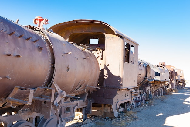 Vista dei treni del cimitero da uyuni, bolivia.