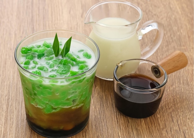Photo cendol is iced sweet dessert that contains droplets of green rice flour jelly and palm sugar syrup