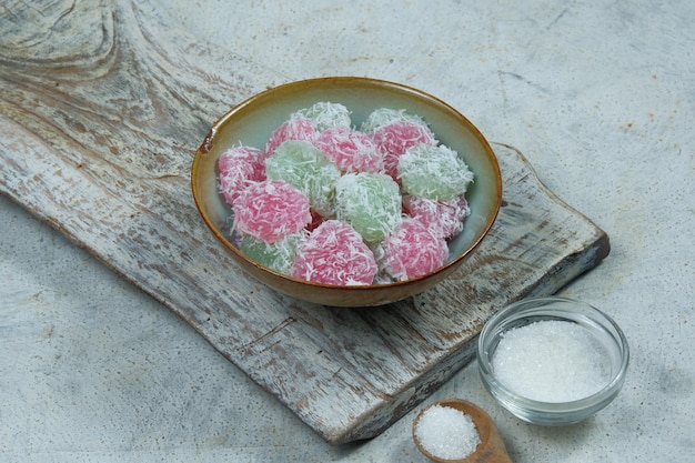 cenil of gurandil is een van de Indonesische traditionele cake gemaakt van zetmeel, geserveerd met geraspte kokosnoot