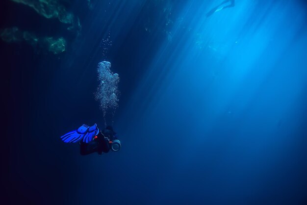 セノーテアンジェリータ、メキシコ、洞窟ダイビング、水中での極端な冒険、水霧の下での風景