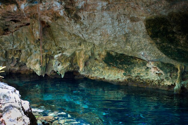 Cenote Dos Ojos met helderblauw water