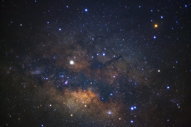 은하수 은하의 중심 곡물이 있는 장노출 사진