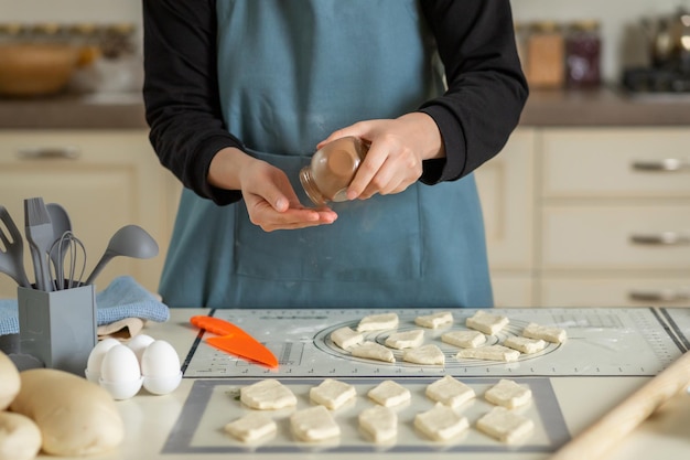 Centraal-Aziatische baursaks koken door een chef-kok in een moderne keuken