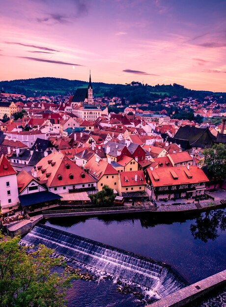 Centraal deel van Krumlov in zonsondergangnevel