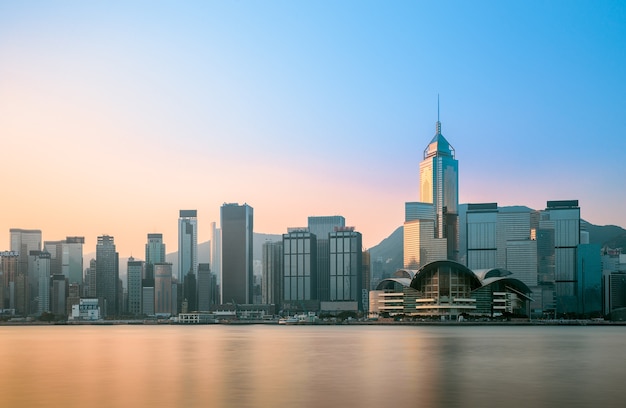 Centraal gebied van Hong Kong dat van de overkant van de haven van Victoria kijkt