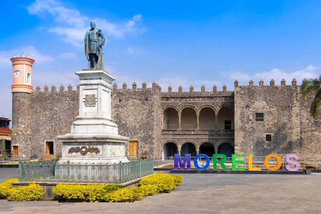 Centraal plein in historisch centrum en kleurrijke koloniale architectuur van Cuernavaca in Mexico Morelos