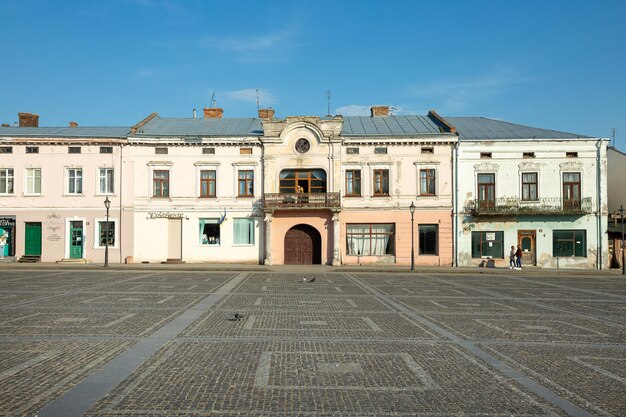 Centraal plein van de oude historische stad Zhovkva, Oekraïne