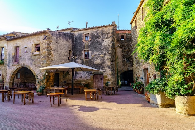 Centraal plein van het prachtige middeleeuwse dorp Monells met zijn stenen huizen en groene wijnstokken Girona Catalonië