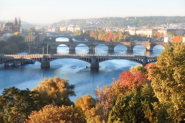 Centraal Praag en zes bruggen over de rivier de Moldau in Praag op een mistige ochtend in de herfst