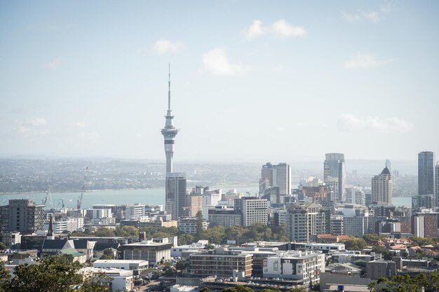 Centraal zakendistrict in een stad met een grote toren die het stadsbeeld domineert. Auckland, Nieuw-Zeeland.