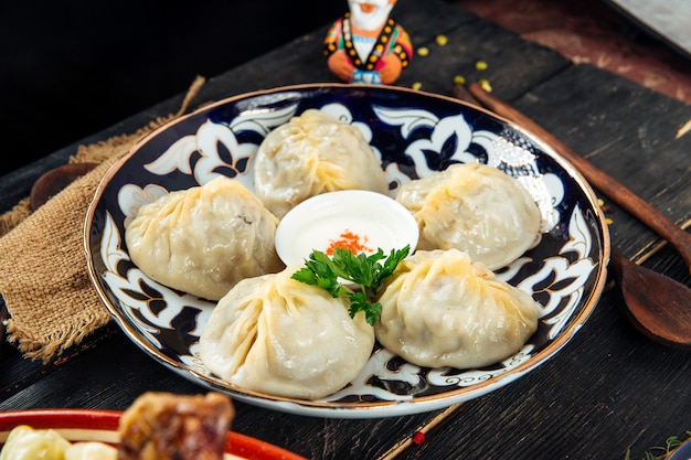 Photo central asian dumplings manti on traditional plate
