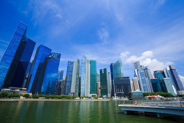 Costruzione centrale del distretto aziendale della città di singapore con cielo blu