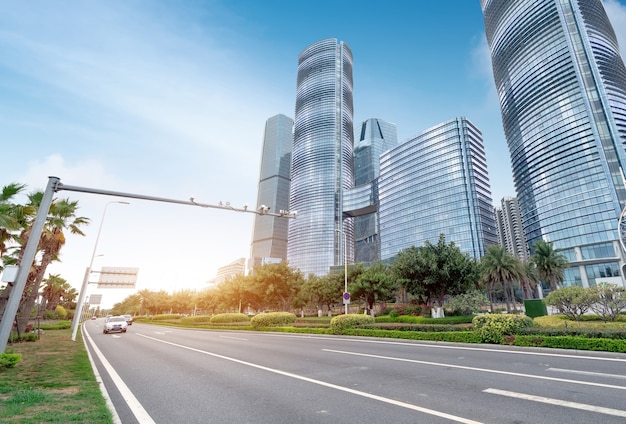 Quartiere centrale degli affari, strade e grattacieli, xiamen, cina.