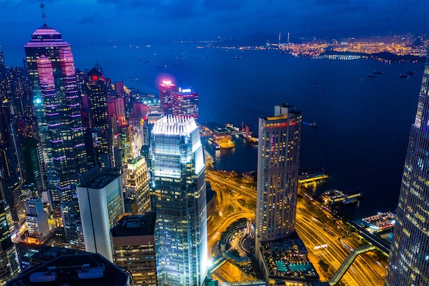 Central, Hong Kong 29 april 2019: bovenaanzicht van de compacte stad Hong Kong 's nachts