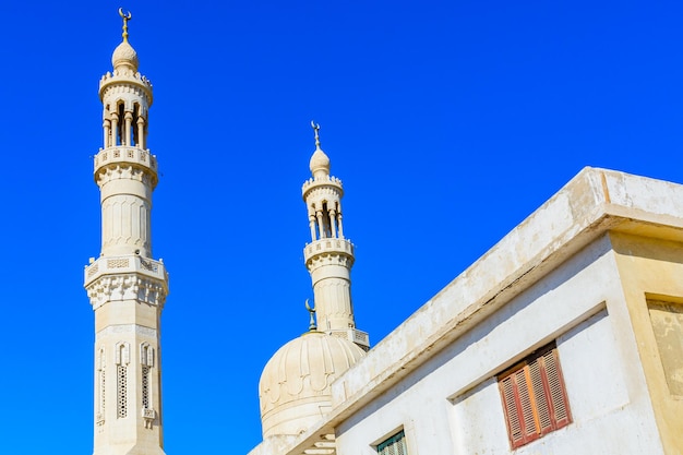 Foto moschea centrale nel distretto di el dahar della città di hurghada in egitto