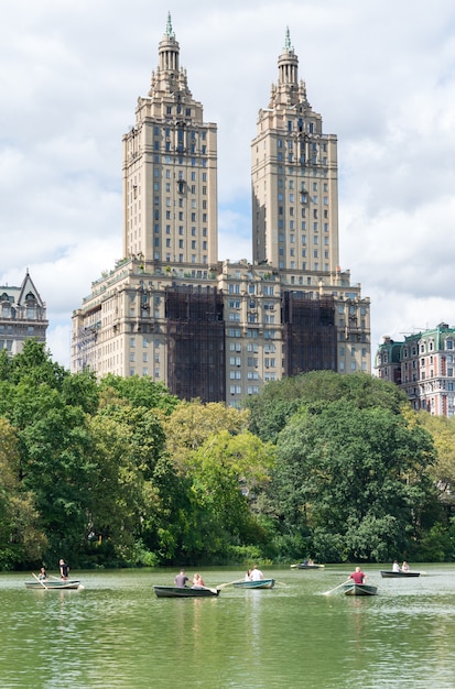 Lago central park con persone in barca a remi