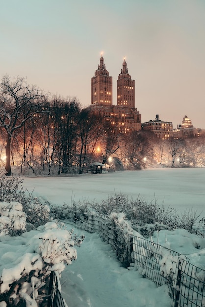 Central Park winter 's nachts met wolkenkrabbers in midtown Manhattan New York City