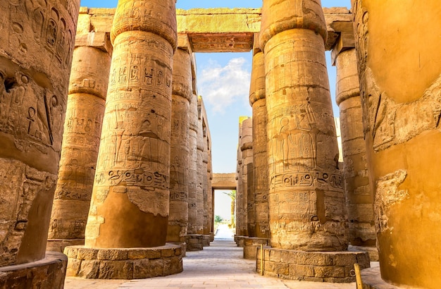 Centrale colonnade van Karnak-tempel in Luxor bij zonsopgang, Egypte