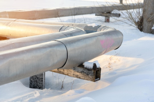 Centrale verwarmingsbuis in de winter in Rusland