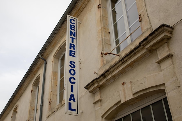 Centrum sociaal frans en tekstbord op muurgevel betekent lokaal sociaal centrum