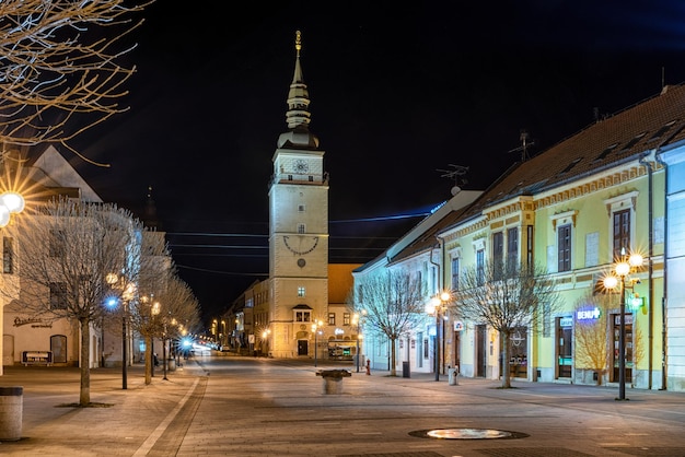 Centrum van de stad Trnava 's nachts